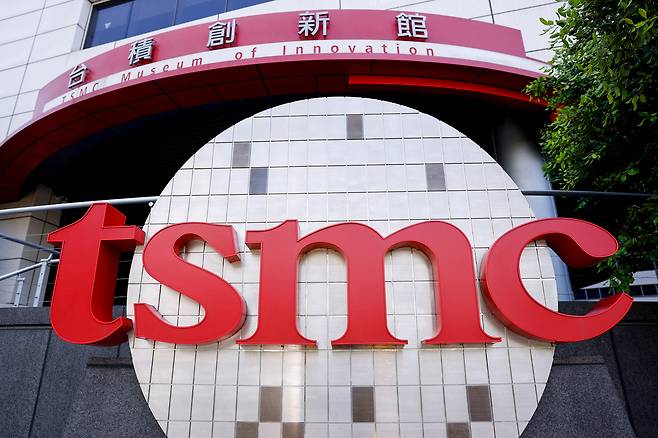 대만 신주의 한 건물에 표시된 TSMC 로고. [로이터]