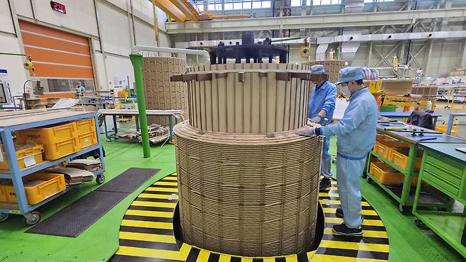 26일 LS일렉트릭 부산 사업장에서 작업자가 권선 작업을 하는 모습 [고은결 기자]