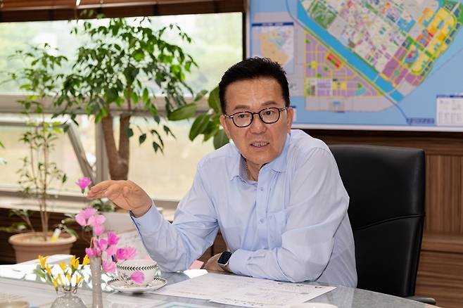아재호 인천시 연수구청장이 17일 연수구 제2청사에서 청사 건립 과정에 대해 설명하고 있다.[인천시 연수구 제공]