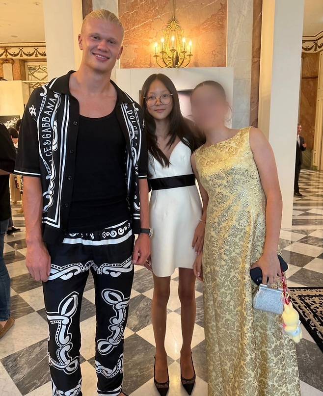 [서울=뉴시스] 이종격투기 선수 추성훈의 딸 추사랑이 세계 최고의 공격수로 꼽히는 엘링 홀란드를 만났다. (사진=추사랑 인스타그램 캡처) 2025.07.17. photo@newsis.com *재판매 및 DB 금지