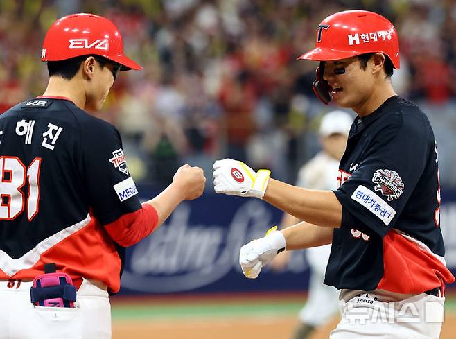[서울=뉴시스] 박주성 기자 = 26일 오후 서울 구로구 고척스카이돔에서 열린 프로야구 2025 KBO리그 KIA 타이거즈 대 키움 히어로즈의 경기, 10회초 원아웃 KIA 오산우가 안타를 치고 윤해진 1루 코치와 기쁨을 나누고 있다. 2025.06.26.park7691@newsis.com