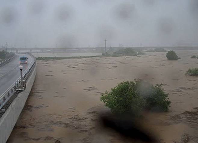 [대전=뉴시스] 17일 오전 6시54분께 홍수경보가 발효 중인 충남 예산군 고덕면 구만리 구만교 모습. (사진=금강홍수통제소 실시간CCTV 영상 갈무리). 2025.07.17. photo@newsis.com *재판매 및 DB 금지