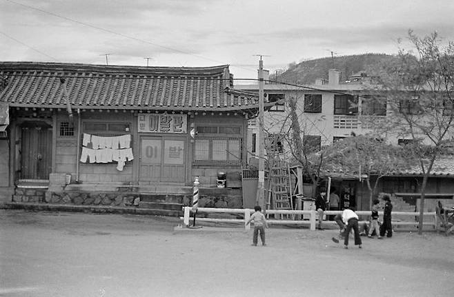 [서울=뉴시스] 국립민속박물관 파주 2층 민속아카이브 정보센터 미디어큐브에서 열리는 광복 80주년 영상 전시 '되찾은 빛, 이어질 노래 아리랑' 속 '아리랑 고개-이발소' 사진 자료 (사진=국립민속박물관 제공) 2025.07.16. photo@newsis.com *재판매 및 DB 금지