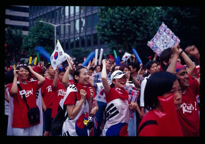 [서울=뉴시스] 국립민속박물관 파주 2층 민속아카이브 정보센터 미디어큐브에서 열리는 광복 80주년 영상 전시 '되찾은 빛, 이어질 노래 아리랑' 속 '월드컵 거리 응원' 사진 자료 (사진=국립민속박물관 제공) 2025.07.16. photo@newsis.com *재판매 및 DB 금지