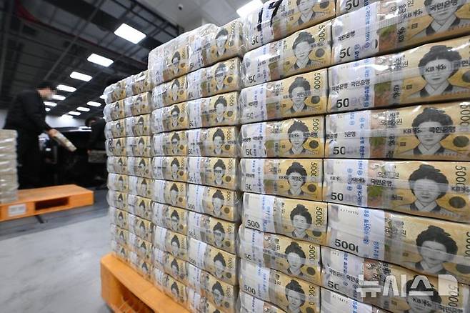 [서울=뉴시스] 사진공동취재단 = 설날을 보름 앞둔 14일 서울 중구 한국은행 본점에서 현금 운송업체 관계자들이 시중은행에 공급될 설 자금 방출 작업을 하고 있다. 2025.01.14. photo@newsis.com