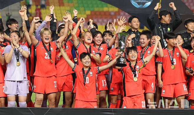 [수원=뉴시스] 김선웅 기자 = 16일 경기 수원시 수원월드컵경기장에서 열린 2025 동아시아축구연맹(EAFF) E-1 챔피언십(동아시안컵) 여자부 시상식에서 우승국 대한민국 여자 축구대표팀 선수들이 트로피를 들고 기뻐하고 있다. 2025.07.16. mangusta@newsis.com