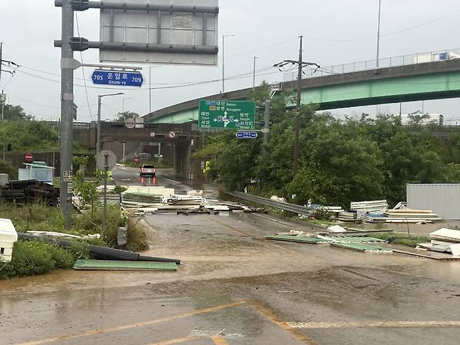 [서산=뉴시스] 17일 오전 호우경보가 내려진 충남 서산시 운산면 운암로에 건축자재가 비바람에 날려 길을 막고 있다. (사진=독자 제공) 2025.07.17. photo@newsis.com *재판매 및 DB 금지