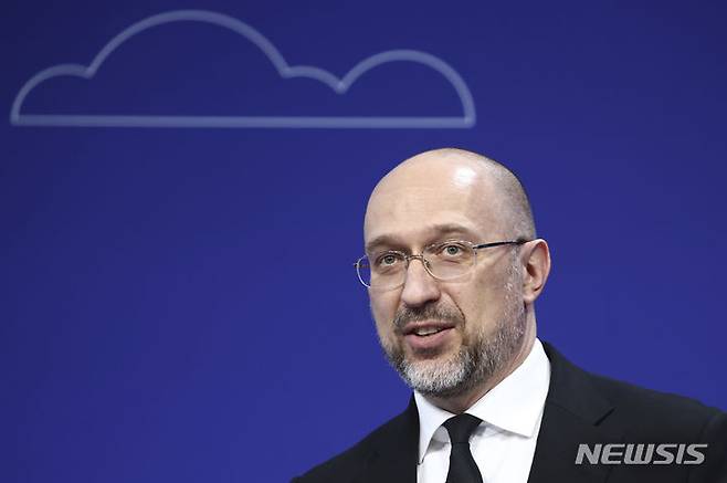 [런던=AP/뉴시스] 데니스 슈미할 우크라이나 총리가  7월 16일 새 국방장관에 임명되어 국회 승인을 앞두고 있다.  사진은 2023년 22일 영국 수도 런던에서 열린 우크라이나 재건회의 둘째 날 폐막 연설을 하는 슈미할 당시 총리. 2025.07.17.