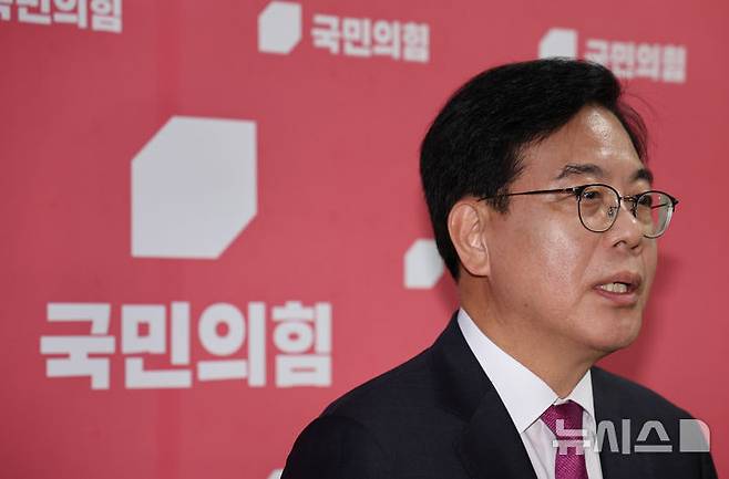 [서울=뉴시스] 김명년 기자 = 송언석 국민의힘 비상대책위원장 겸 원내대표가 16일 오후 서울 여의도 국회에서 윤희숙 혁신위원장의 '인적쇄신 대상' 발언 관련 입장을 밝히고 있다. 2025.07.16. kmn@newsis.com