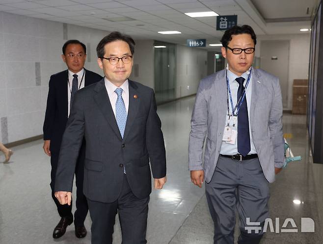 [서울=뉴시스] 김명년 기자 = 한기정 공정거래위원장이 17일 오전 서울 여의도 국회에서 더불어민주당과의 비공개 회의를 하기 위해 이동하고 있다. 2025.07.17. kmn@newsis.com