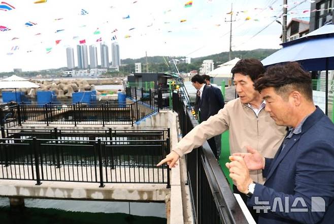 [포항=뉴시스] 경북 포항시가 해상 낚시터 테마파크와 연어 스마트 양식 클러스터 조성으로 해양 관광과 미래 먹거리를 육성하고 있다. 이강덕 포항시장이 지난 16일 남구 구룡포읍 해상 낚시터를 둘러보는 모습. (사진=포항시 제공) 2025.07.17. photo@newsis.com