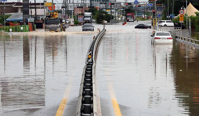 [세종=뉴시스] 강종민 기자 = 16일부터 내린 폭우로 세종시 조치원읍 홍익대학교 세종캠퍼스 정문 인근 도로가 침수, 차량들이 서행하고 있다. 2025.07.17. ppkjm@newsis.com *재판매 및 DB 금지