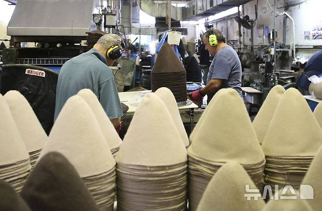 [켐지=AP/뉴시스] 호주 뉴사우스웨일스주 켐지에 있는 아쿠브라 공장에서 직원들이 모자를 만들고 있다. 자료사진. 2025.07.17