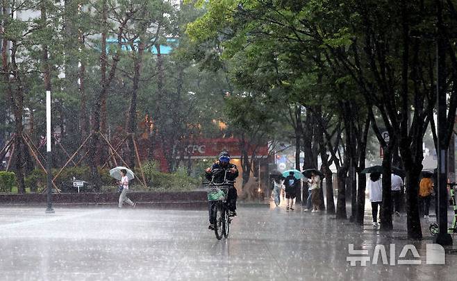 [대구=뉴시스] 이무열 기자 = 대구 지역 호우경보가 발효된 17일 대구 중구 동성로에서 우비를 입은 한 시민이 이동하고 있다. 2025.07.17. lmy@newsis.com