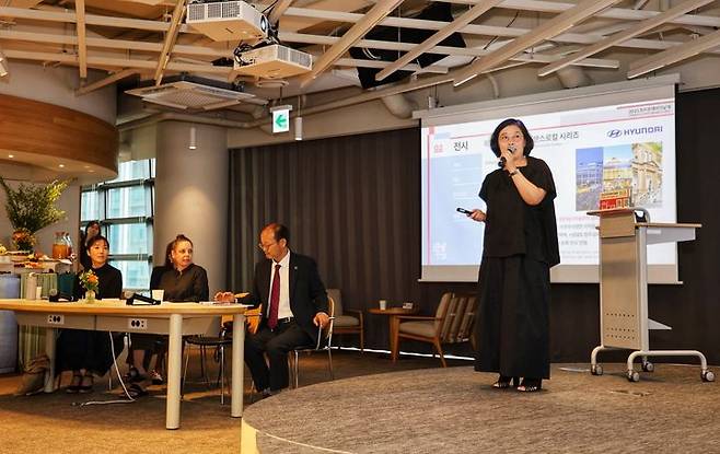 브리핑중인 강재영 예술감독  *재판매 및 DB 금지