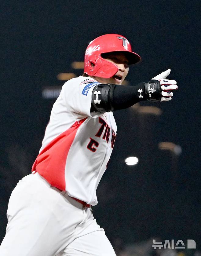 [광주=뉴시스] 김혜인 기자 = 25일 오후 광주 북구 기아챔피언스필드에서 열린 2025 프로야구 KIA타이거즈와 키움 히어로즈의 경기, KIA 나성범이 3회 말 연타석 홈런을 친 뒤 세리머니하고 있다. 2025.03.25. hyein0342@newsis.com