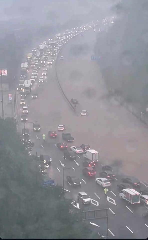 [광주=뉴시스] 17일 오후 폭우로 광주와 전남 화순을 오가는 길목인 광주 동구 덕남동 도로 일대가 침수돼 차량 정체가 이어지고 있다. (사진=독자제공) 2025.07.17. photo@newsis.com *재판매 및 DB 금지