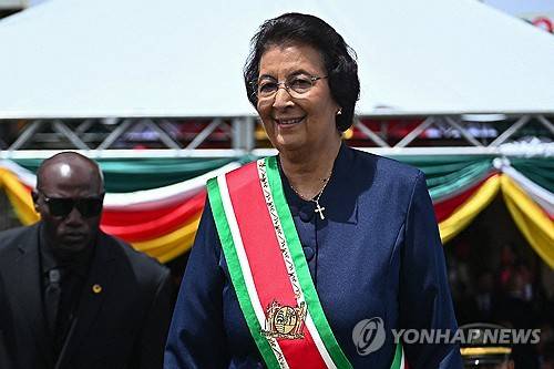 16일(현지시간) 취임한 예니퍼 헤이링스 시몬스 수리남 대통령 [수리남 정부 제공. 파라마리보 AFP=연합뉴스. 재판매 및 DB 금지]