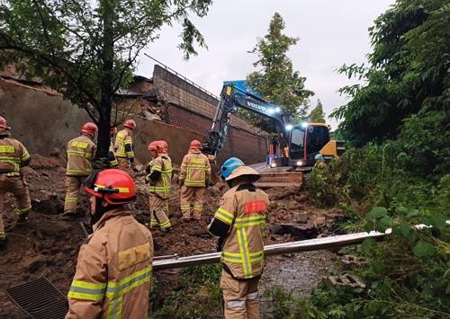 오산 가장교차로 고가도로 옹벽 붕괴 16일 오후 경기 오산시 가장교차로 고가도로의 10ｍ 높이 옹벽이 도로로 무너지며 차량 2대를 덮치는 사고가 발생해 소방대원들이 구조작업을 하고 있다. 2025.7.16 [경기도소방재난본부 제공. 재판매 및 DB 금지]