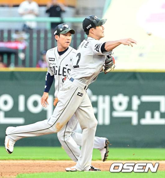 [OSEN=인천, 김성락 기자]&nbsp;7회말 1사 1루 SSG 정준재의 병살타 때 유격수 심우준이 1루주자 박성한을 포스아웃 시킨 뒤 1루로 송구하고 있다. 2025.06.28 / ksl0919@osen.co.kr