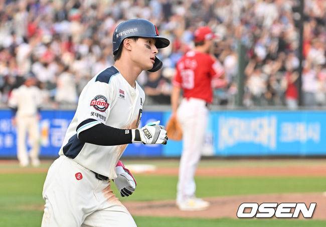 [OSEN=부산, 이석우 기자] 1일 부산 사직야구장에서 2025 신한 SOL 뱅크 KBO 리그 롯데 자이언츠와 SSG 랜더스의 경기가 열렸다. 홈팀 롯데는 이민석이, 방문팀 SSG는 앤더슨이 선발 출전했다.롯데 자이언츠 윤동희가 4회말 좌월 솔로 홈런을 치고 그라운드를 돌고 있다. 2025.06.01 / foto0307@osen.co.kr