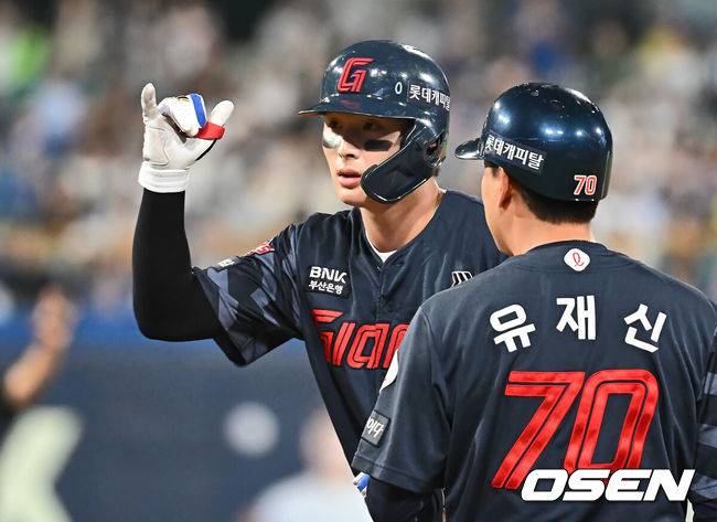 [OSEN=대구, 이석우 기자] 27일 대구삼성라이온즈파크에서 2025 신한 SOL 뱅크 KBO 리그 삼성 라이온즈와 롯데 자이언츠의 경기가 열렸다. 홈팀 삼성은 후라도가, 방문팀 롯데는 감보아가 선발 출전했다. 롯데 자이언츠 윤동희가 8회초 2사 2루 좌중간 1타점 안타를 치고 세리머니를 하고 있다. 2025.05.27 / foto0307@osen.co.kr