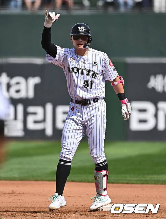 [OSEN=부산, 이석우 기자] 18일 부산 사직야구장에서 2025 신한 SOL 뱅크 KBO 리그 롯데 자이언츠와 삼성 라이온즈의 경기가 열렸다. 홈팀 롯데는 데이비슨, 방문팀 삼성은 이승현이 선발 출전했다.롯데 자이언츠 윤동희가 4회말 1사 우중간 2루타를 치고 세리머니를 하고 있다. 2025.05.18 / foto0307@osen.co.kr