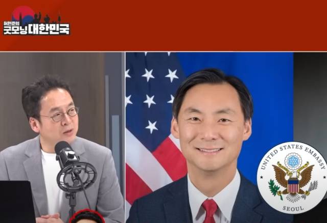 ▲국민의힘 이준우 대변인과 모스 탄 씨 ⓒ펜앤마이크TV 화면 갈무리