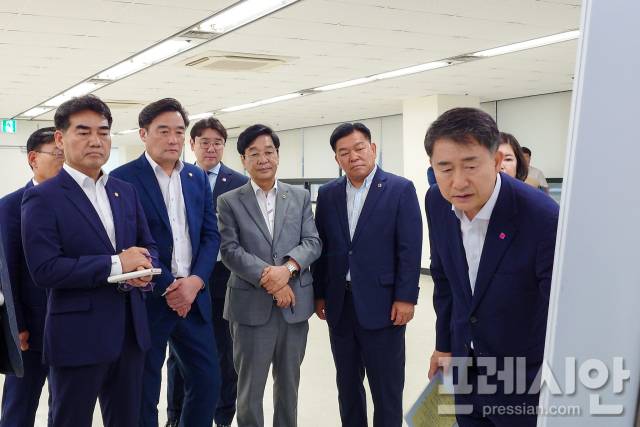 ▲지난 16일 해양수산부 임시 청사로 결정된 부산 동구 IM빌딩을 찾은 국민의힘 부산시당이 부산시 관계자의 브리핑을 듣고 있다.ⓒ프레시안(강지원)