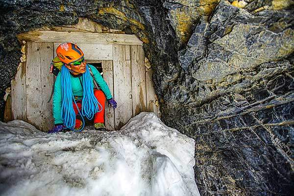 역에서 빙하로 나가는 출입구. 몸이 겨우 들어갈 정도의 작은 크기의 구멍이다.