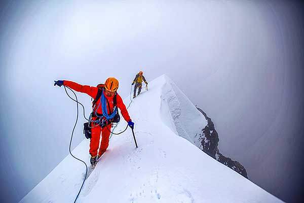 정상부 나이프 리지 통과 중, 급변하는 날씨로 시야 확보가 어려웠다. 구름과 안개가 시시각각 능선을 덮쳤다.
