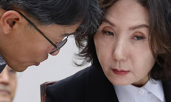 이진숙 사회부총리 겸 교육부 장관 후보자가 16일 서울 여의도 국회 교육위원회에서 열린 인사청문회를 준비하고 있다. 연합뉴스