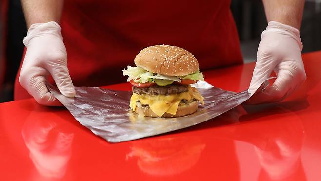 서울역과 고속버스터미널 등 서울 도심의 굵직한 자리에 들어서 폭발적인 인기를 끌어온 미국 수제 햄버거 브랜드 ‘파이브가이즈’가 매각설에 휩싸였다. 뉴시스