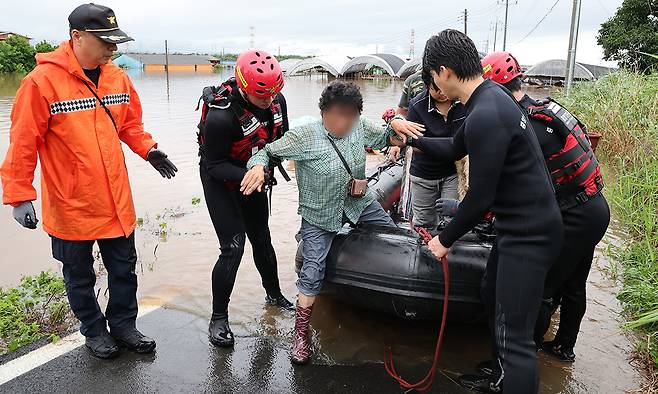 17일 충남 예산군 고덕면 용리에서 중앙119구조본부 충청강원 119특수구조대 대원들이 보트로 주민을 구조하고 있다. 뉴스1