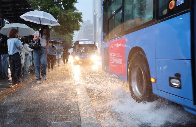 물바다 된 강남… 험난한 퇴근길 - 서울에 호우주의보가 발령된 16일 강남역 인근에서 퇴근길에 오른 시민들이 우산을 쓴 채 이동하고 있다. 이날부터 이틀간 충청권과 수도권에 최대 200㎜의 집중 호우가 예보되는 등 전국에 많은 비가 내릴 전망이다. 연합뉴스