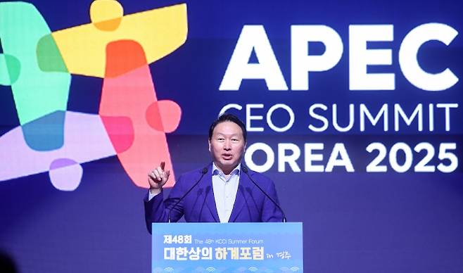 최태원 대한상공회의소 회장이 16일 경북 경주시 라한셀렉트 호텔에서 열린 제48회 대한상의 하계포럼에서 개회사를 하고 있다. 대한상공회의소 제공
