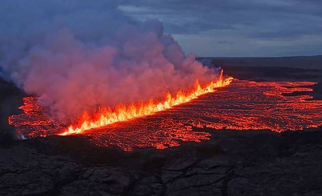 지난 16일(현지시간) 새벽 레이캬네스반도에서 화산이 분화했다. AFP 연합뉴스