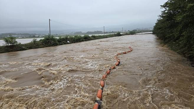 소용돌이치며 흐르는 서산 도당천 - 17일 오전 충남 서산에 많게는 400㎜의 물 폭탄이 쏟아진 가운데 음암면 도당천이 소용돌이치며 무섭게 흐르고 있다. 도당천이 범람하면서 인근 저지대 주민 17명이 꼭두새벽에 걸어서 산을 넘어 마을회관으로 대피해야 했다. 2025.7.17 연합뉴스