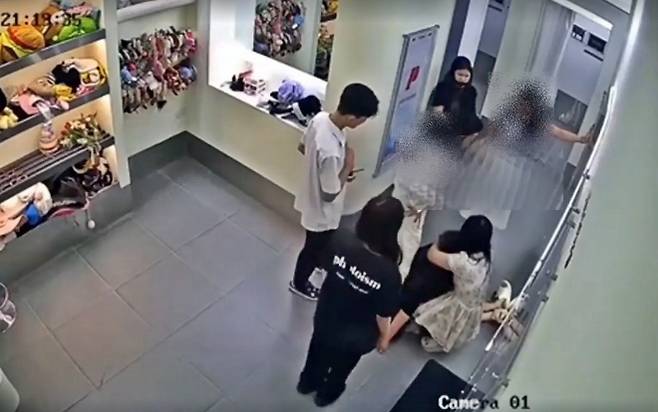 지난 11일(현지시간) 하노이 남뜨리엠 내에서도 번화가에 속하는 미딩의 한 즉석사진관에서 몸싸움을 벌이는 한국인 여성 2명과 베트남인 여성 2명. VNS 제공