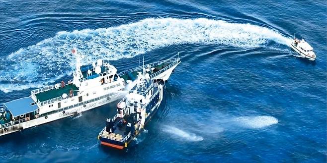 중국 해경이 샌디케이 인근에서 필리핀 정부 선박에 물대포 발사. 선박 일부 손상. 2024년 5월 21일. AP 연합뉴스