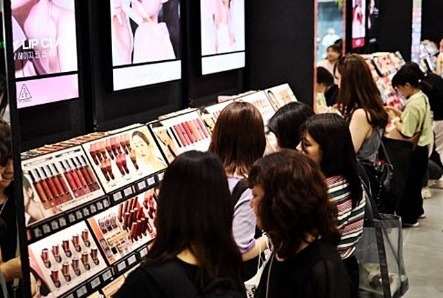 서울 중구 명동에 있는 화장품 가게 안 입술 화장품 코너 모습. 2023.9.4 연합뉴스