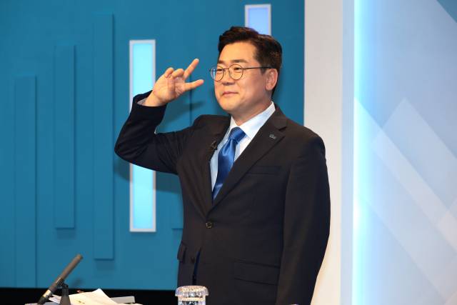 더불어민주당 박찬대 당대표 후보가 16일 서울 목동 SBS 스튜디오에서 열린 더불어민주당 당대표 후보 토론회에 기호 2번 포즈를 취하고 있다. 2025.7.16 [국회사진기자단]