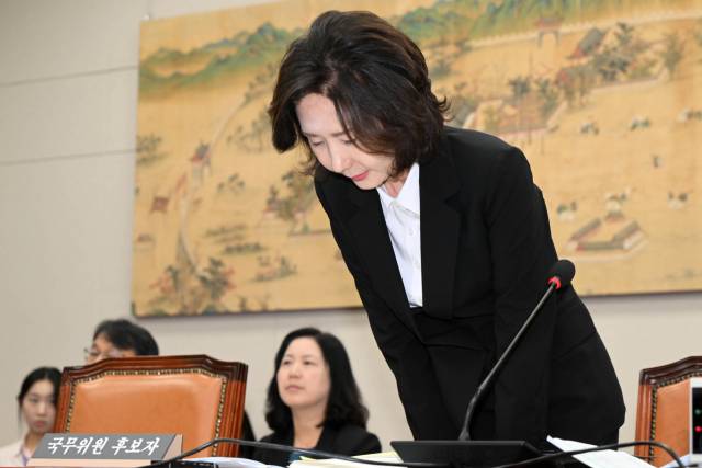 이진숙 교육부 장관 후보자가 16일 서울 여의도 국회 교육위원회에서 열린 인사청문회에서 고개를 숙이고 있다. 성형주 기자