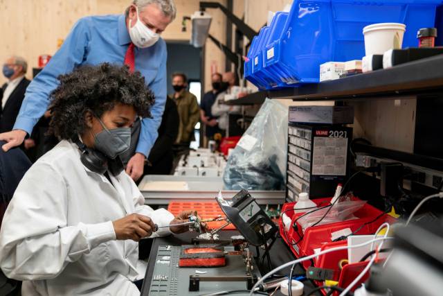 미국 뉴욕의 브루클린 네이비야드에 입주한 한 테크 제조기업 직원들이 제품을 생산하고 있다. 연합뉴스