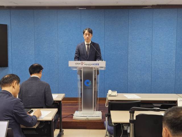 이용창 인천시의원이 17일 인천시청 기자브리핑룸에서 기자회견을 열고 ‘인천시교육청의 예산 편성·보고·심의 위법 행위’에 대한 기자회견을 하고 있다. 인천=안재균 기자