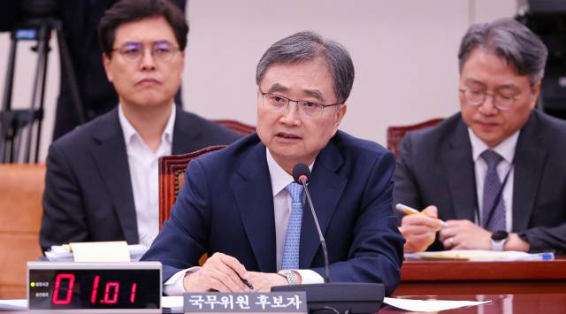 조현 외교부 장관 후보자가 17일 서울 여의도 국회 외교통일위원회에서 열린 인사청문회에 출석해 의원 질의에 답하고 있다. 뉴스1