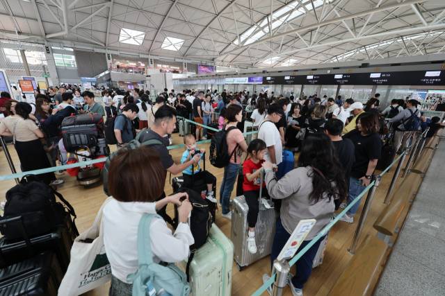 올 상반기 국내 공항에서 국제선 항공편 탑승객이 4600만 명을 넘어서며 상반기 기준 역대 최대를 기록한 것으로 나타났다. 6일 탑승객들로 붐비는 인천국제공항 1터미널 출국장 모습. 연합뉴스