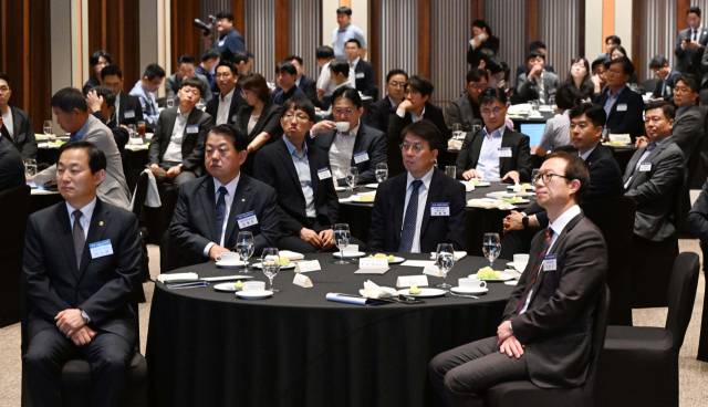 손동영(앞줄 왼쪽 세 번째) 서울경제신문·서울경제TV 대표이사 사장을 비롯한 참석자들이 17일 서울 중구 신라호텔 영빈관에서 열린 제1회 국방방산전략포럼에서 국회 국방위원회 야당 간사인 강대식 국민의힘 의원의 축사를 듣고 있다. 권욱 기자 20257.17