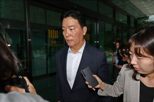 김성훈 전 대통령경호처 차장이 3일 내란특검 조사를 받기 위해 서초구 서울고검으로 들어서고 있다. 연합뉴스