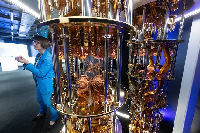 2024년 10월1일 IBM이 독일 에닝겐에 유럽 최초의 양자 데이터 센터를 열었다. 이곳에 전시된 양자 컴퓨터의 양자 칩 서스펜션 모형. ⓒDPA